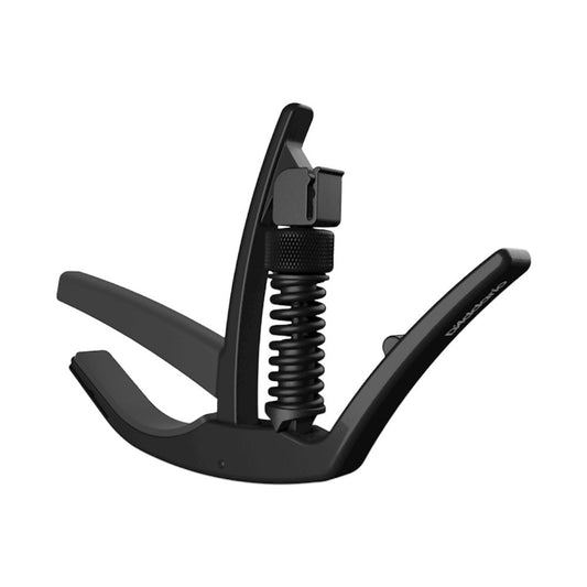 Capodastro para guitarra marca Daddario, color negro