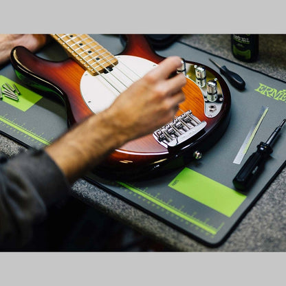 Alfombrilla para mantenimiento de instrumentos marca Ernie Ball