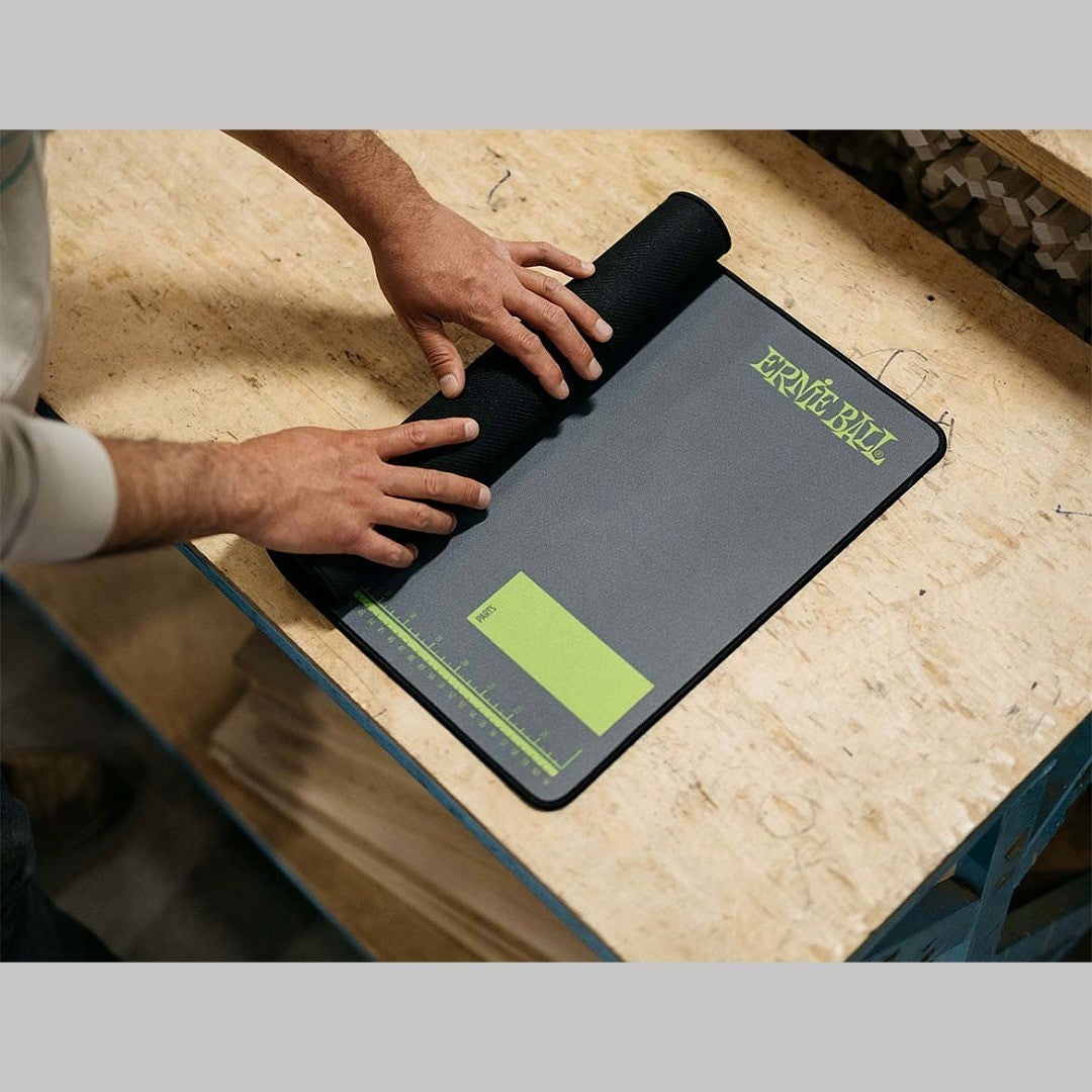 Alfombrilla para mantenimiento de instrumentos marca Ernie Ball