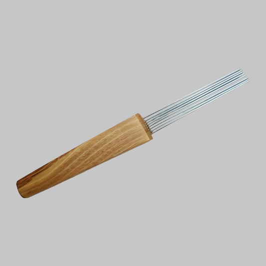 Peineta o raspador para guiro con mango de madera