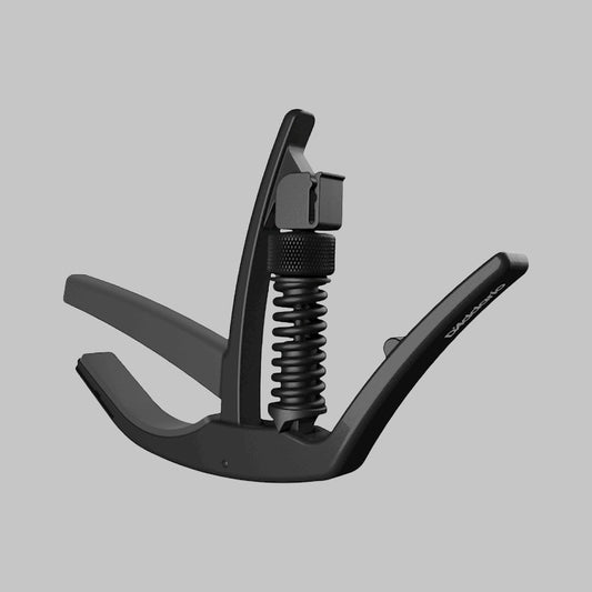 Capodastro para guitarra marca Daddario, color negro