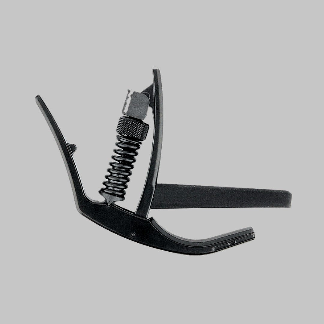 Capodastro para guitarra marca Daddario, color negro